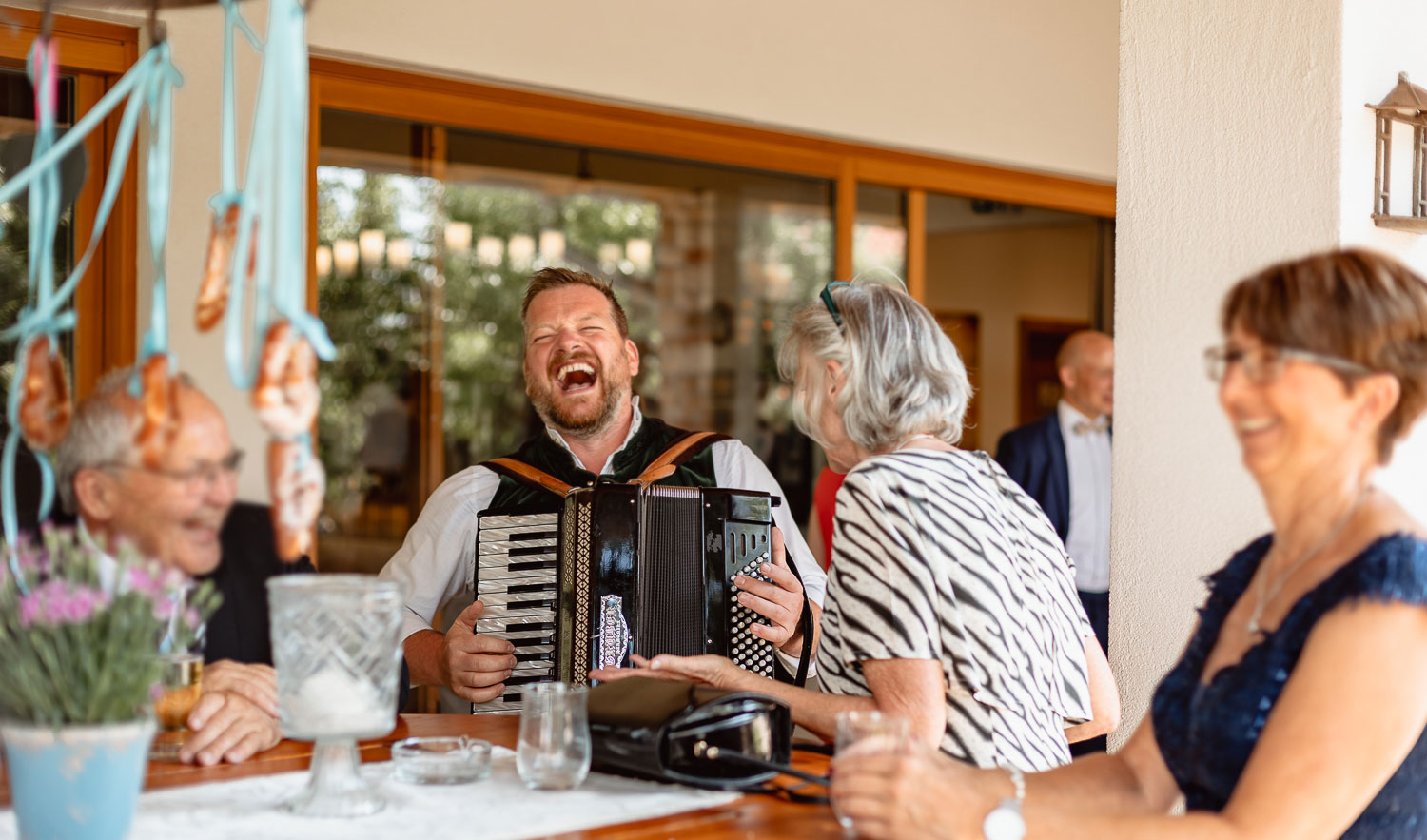 Energiegeladener Akkordeonspieler bei einer Hochzeit